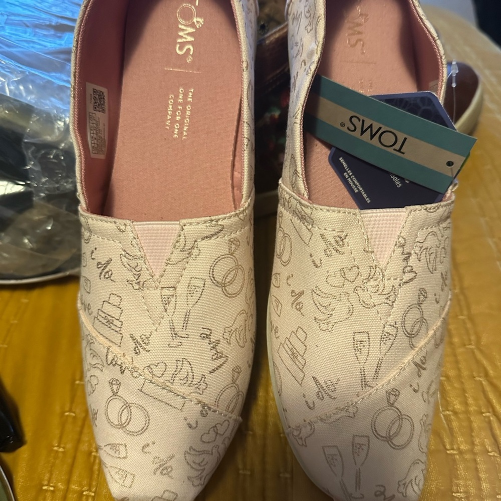 NWT Pink Wedding Day print TOMS